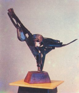 Sakalauskaitė-Pocius, Ieva. Paukščio forma. Metalas. H – 50 cm. Apie 1975 m. // Krantai. 1991, rugsėjo–spalio mėn, p. 70