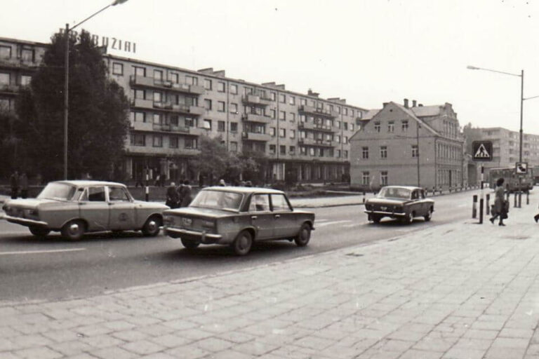 J. Basanavičiaus–Elektros gatvių sankryža. Panevėžys, apie 1981 m. V. Šinskio nuotrauka iš PKM rinkinių