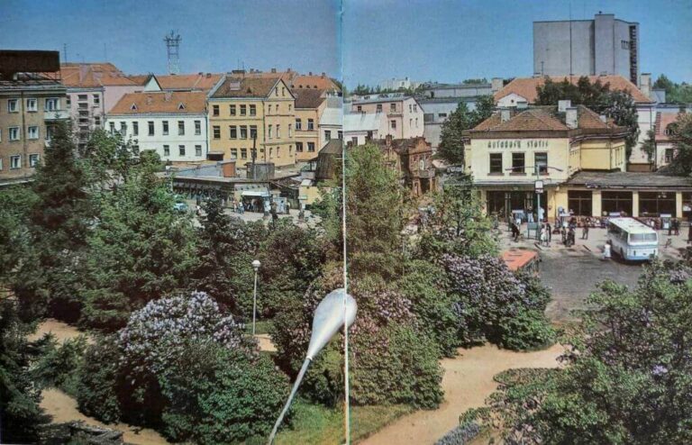 Savanorių aikštė Panevėžyje. Nuotr. iš leidinio M. Glinskas „Panevėžys“. Vilnius, 1993 m.