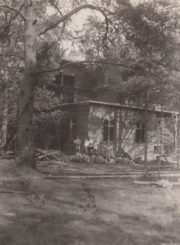 Statoma mokytojo J. Sideravičiaus vila Berčiūnuose. 1934 m. Nuotrauka iš V. Ivanausko asmeninio albumo