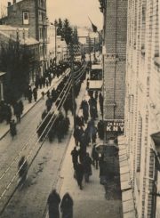 Lietuvių prekybininkų, pramonininkų ir amatininkų sąjungos jubiliejinio kongreso, vykusio 1935 m. lapkričio 10 d. Panevėžyje, dalyvių eisena Respublikos gatve į Šaulių teatrą. Fotogr. A. Liepinio. Panevėžio apskrities Gabrielės Petkevičaitės-Bitės viešoji biblioteka, Augustino Liepinio skaitmeninis archyvas