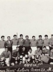 Panevėžio „MSK“ futbolininkai po pirmųjų tarpvalstybinių rungtynių su Estijos komanda. 1937 m. Nuotrauka iš Panevėžio kraštotyros muziejaus rinkinio