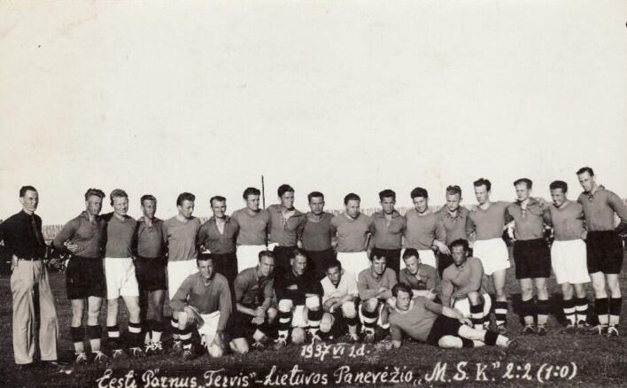 Panevėžio „MSK“ futbolininkai po pirmųjų tarpvalstybinių rungtynių su Estijos komanda. 1937 m. Nuotrauka iš Panevėžio kraštotyros muziejaus rinkinio