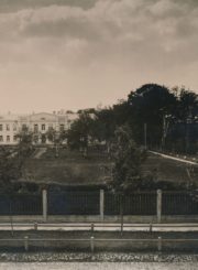 Naujieji Panevėžio apskrities savivaldybės ligoninės rūmai, pastatyti 1930 m. Fotografas J. Paura. 1933 m. PAVB, Almonijos Marcinkevičiūtės-Bernadišienės fondas F92-72