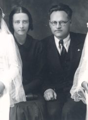 Juozo ir Sofijos Barisų dukrų Danutės ir Laimutės Pirmoji Komunija. Panevėžys. 1939 m. PAVB, skaitmeninis archyvas