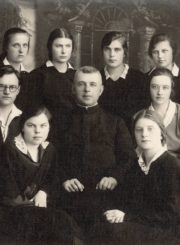 Kunigas Jurgis Tilvytis su grupe ateitininkų. 2-oje eilėje iš kairės: 2-as Juozas Barisas, 3-ias kun. Jurgis Tilvytis, 4-a mokytoja Sofija Barisienė. Stovi iš kairės: 3-ia Liucija Žukauskaitė (vėliau – Žilėnienė), 6-as būsimasis kunigas Karolis Garuckas. Fotogr. J. Pauros. Panevėžys. Apie 1930 m. PAVB, Julijos Žukauskaitės fondas F115-358