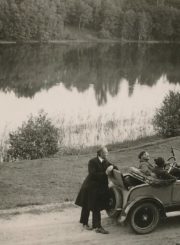 „Tarp Avilių–Svėdasų“: Juozo ir Sofijos Barisų šeima su kunigu Augustinu Liepiniu kelionėje automobiliu po Lietuvą. 1934 m. PAVB, Laimutės Sofijos Barisaitės fondas F155