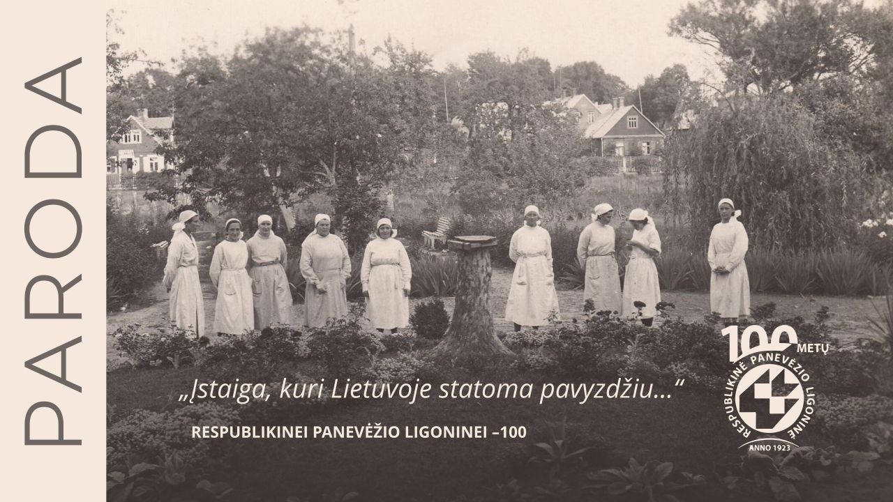 Grupė Panevėžio apskrities ligoninės medicinos personalo ligoninės sode. Iš dešinės: 1-a Ona Bačelytė, 2-a Liudvika Miliūnienė-Kalinauskienė. 1935 m.