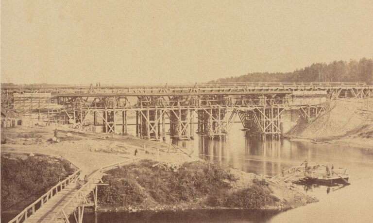 Tiltas per Nerį. 1861 m. rugsėjo mėn. Vilniaus gub., Rusijos imperija. Iš Šiaulių „Aušros“ muziejaus rinkinių