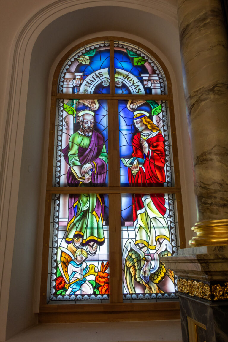 Vitražas „Šv. Matas ir Šv. Jonas“. Giedriaus Zauros nuotrauka