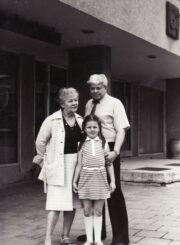 Ona ir Donatas Banioniai su anūke Inga. Panevėžys, 1987 m. Fotogr. Kazimiero Vitkaus. PAVB FKV-424-18-1