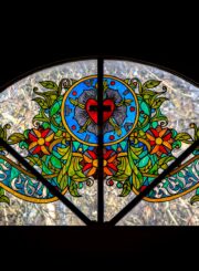 Anita Šlegel. Vitražas Panevėžio evangelikų liuteronų bažnyčioje. Gintaro Lukoševičiaus nuotrauka