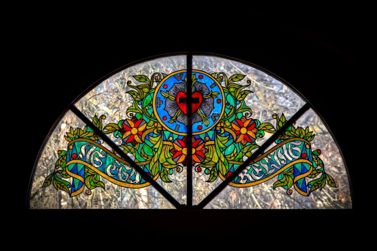 Anita Šlegel. Vitražas Panevėžio evangelikų liuteronų bažnyčioje. Gintaro Lukoševičiaus nuotrauka