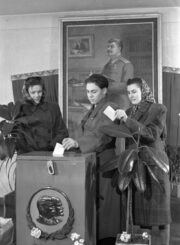 2. Balsuojama 1950 m. gruodžio 17 d. rinkimuose į vietines darbo žmonių deputatų tarybas. L. Morozovo nuotrauka. Lietuvos centrinis valstybės archyvas. 0-002421