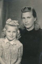 Elvyra Burtiliūtė-Zubkienė su mama Stanislava Burtiliene. Panevėžys. 1952 08 20