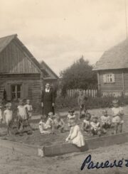 Šv. Vincento Pauliečio draugijos Panevėžio skyriaus išlaikomo vaikų darželio (Varnaičių g.) vaikai su auklėtoja. Panevėžys. 1930 m. PAVB skaitmeninis archyvas
