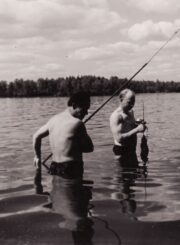 Panevėžio dramos teatro aktorius Jonas Alekna (viduryje) su kolegomis žvejyboje. Fotogr. K. Vitkaus. Apie 1962 m. PAVB. Kazimiero Vitkaus fondas FKV-415-21