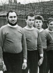 Panevėžio elektrotechnikos gamyklos tinklinio komanda. Iš kairės: D. Koskauskas, A. Marozas, J. Kuodis, A. Staškevičius, ?, B. Matulis. Apie 1961 m. Panevėžio apskrities Gabrielės Petkevičaitės-Bitės viešoji biblioteka, Panevėžio miesto pramonės įmonių fondas F63-13