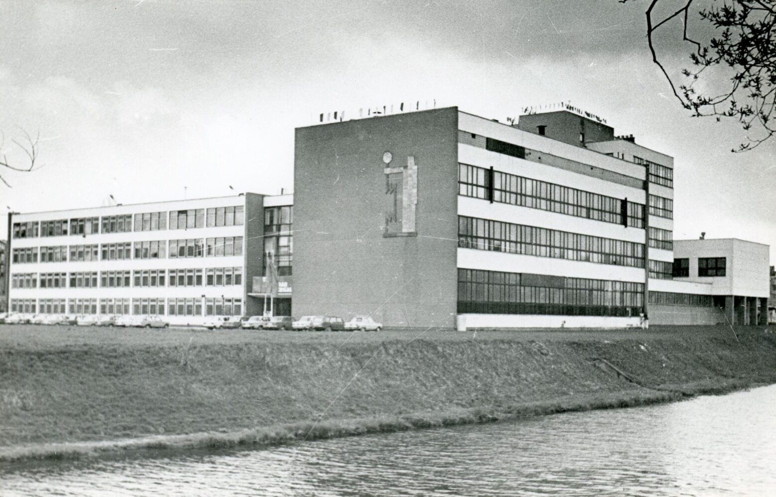 Panevėžio elektrotechnikos gamykla. Apie 1985 m. Panevėžio apskrities Gabrielės Petkevičaitės-Bitės viešoji biblioteka, Panevėžio miesto pramonės įmonių fondas F63-12