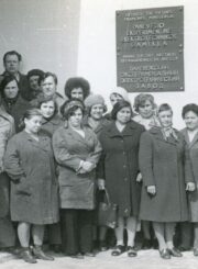 Panevėžio elektrotechnikos gamyklos mechaninio-galvaninio baro darbuotojai. Apie 1971 m. Panevėžio apskrities Gabrielės Petkevičaitės-Bitės viešoji biblioteka, Panevėžio miesto pramonės įmonių fondas F63-13