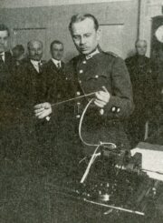 Kauno radijo stoties viršininkas Alfonsas Jurskis aiškina žurnalistams telegrafo aparatų veikimą. 1927. IV. 2. Iš kn.: Karo technikos dalių dvidešimtmetis, 1919–1939. Kaunas, 1939. P. 95.