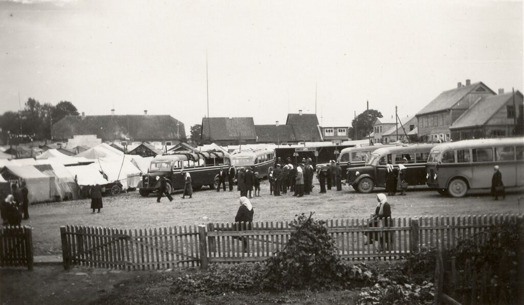 Šiluvos miestelio aikštė (dab. Raseinių r.) kasmetinių Švč. Mergelės Marijos Gimimo atlaidų (Šilinių) metu. 1938 m. Panevėžio apskrities Gabrielės Petkevičaitės-Bitės viešosios bibliotekos skaitmeninis archyvas