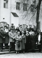 Vilniaus universiteto Istorijos-filologijos fakulteto 1954 m. laidos lituanistų absolventų susitikimo dalyviai universiteto kiemelyje. 2-oje eilėje dešinėje – Teresė Bukauskienė. 1989 m. PAVB, Teresės Bukauskienės fondas F178