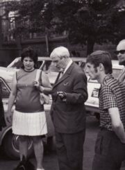 Prieš režisieriui Juozui Miltiniui išvykstant į Maskvą gastrolių. Vilnius, 1974 m. Iš kairės: aktorius Stepas Kosmauskas, poetė Violeta Palčinskaitė, režisierius Juozas Miltinis, dešinėje – architektas Algimantas Mikėnas. Fotogr. Kazimiero Vitkaus. PAVB FKV-409-33-4