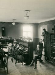 Panevėžio pašto, telegrafo ir telefono tarnautojai įstaigos patalpoje. Panevėžys, [1926]. Panevėžio apskrities Gabrielės Petkevičaitės-Bitės viešoji biblioteka, Pavienių rankraščių fondas F8-1055