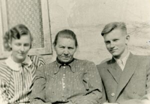 Ona ir Antanas Barisai su močiute Uršule Stalioniene. Panevėžys. XX a. 6 deš. PAVB, Barisų šeimos fondas F155