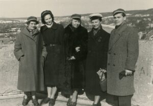 Ona Barisaitė (iš kairės 2-a) su studijų draugais. Vilnius. Apie 1955 m. PAVB, Barisų šeimos fondas F155