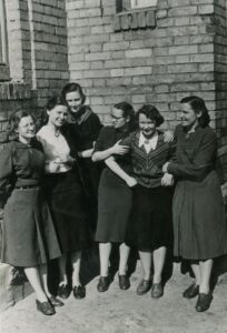 Ona Barisaitė (iš kairės 3-ia) su studijų draugėmis. Vilnius. Apie 1956 m. PAVB, Barisų šeimos fondas F155