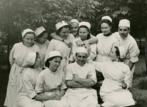 Ona Barisaitė (2-oje eilėje iš dešinės 2-a) su studijų draugais. Vilnius. Apie 1955–1957 m. PAVB, Barisų šeimos fondas F155