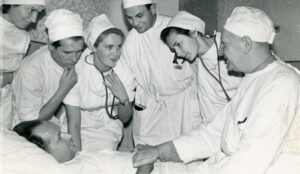Ona Barisaitė su studijų draugais ir prof. Pranu Morkūnu. Iš dešinės 1-as P. Morkūnas, 2-a O. Barisaitė. Vilnius. Apie 1955–1958 m. PAVB, Barisų šeimos fondas F155