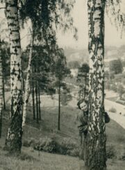 Ona Barisaitė ant kalvos prieš Rasų kapines. Vilnius. 1957 m. PAVB, Barisų šeimos fondas F155