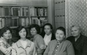 Ona Barisaitė su artimaisiais. Iš kairės: Ona Sedelskytė, Ona Barisaitė, Laima Sofija Barisaitė, Danutė Barisaitė su močiute Uršule Stalioniene ir teta Anastazija Barisaitė. Vilnius. Apie 1958–1960 m. PAVB, Barisų šeimos fondas F155