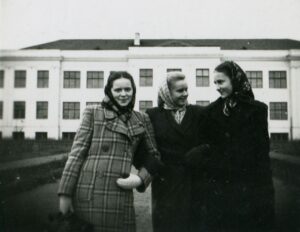 Ona Barisaitė (dešinėje) su klasės draugėmis prie Panevėžio II vidurinės mokyklos. Panevėžys. Apie 1951 m. PAVB, Barisų šeimos fondas F155