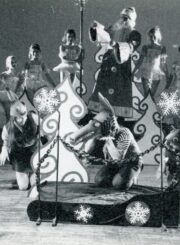 Scena iš Panevėžio lėlių liaudies teatro spektaklio J. Radzevičiaus „Trys mažos voverytės“. Fotogr. V. Juškevičiaus. Panevėžys. 1975–1976 m. PAVB, Alberto Stepankos fondas F28-35