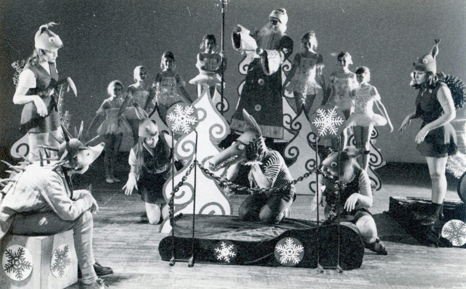 Scena iš Panevėžio lėlių liaudies teatro spektaklio J. Radzevičiaus „Trys mažos voverytės“. Fotogr. V. Juškevičiaus. Panevėžys. 1975–1976 m. PAVB, Alberto Stepankos fondas F28-35