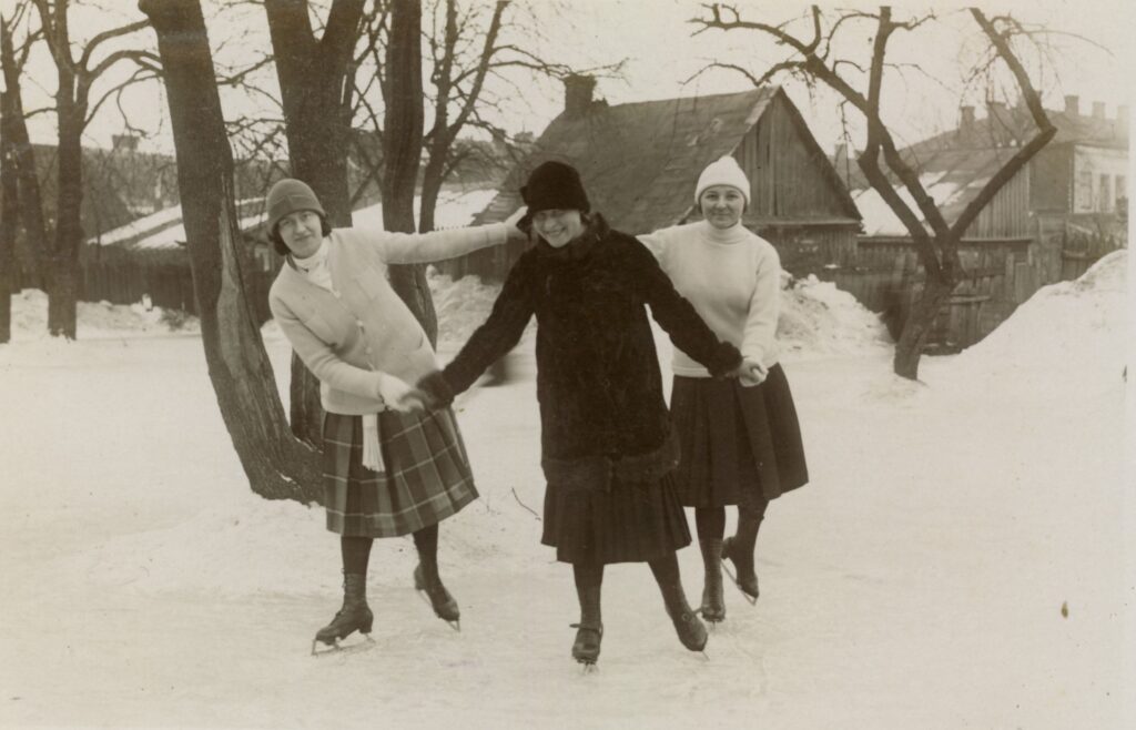 Julija Juodeškaitė-Rapšienė (viduryje) su draugėmis S. Daukanto gatvės čiuožykloje. Kaunas. 1927 02 10. PAVB, Joanos Laimutės Rapšytės fondas F70-697