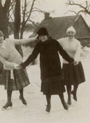Julija Juodeškaitė-Rapšienė (viduryje) su draugėmis S. Daukanto gatvės čiuožykloje. Kaunas. 1927 02 10. PAVB, Joanos Laimutės Rapšytės fondas F70-697