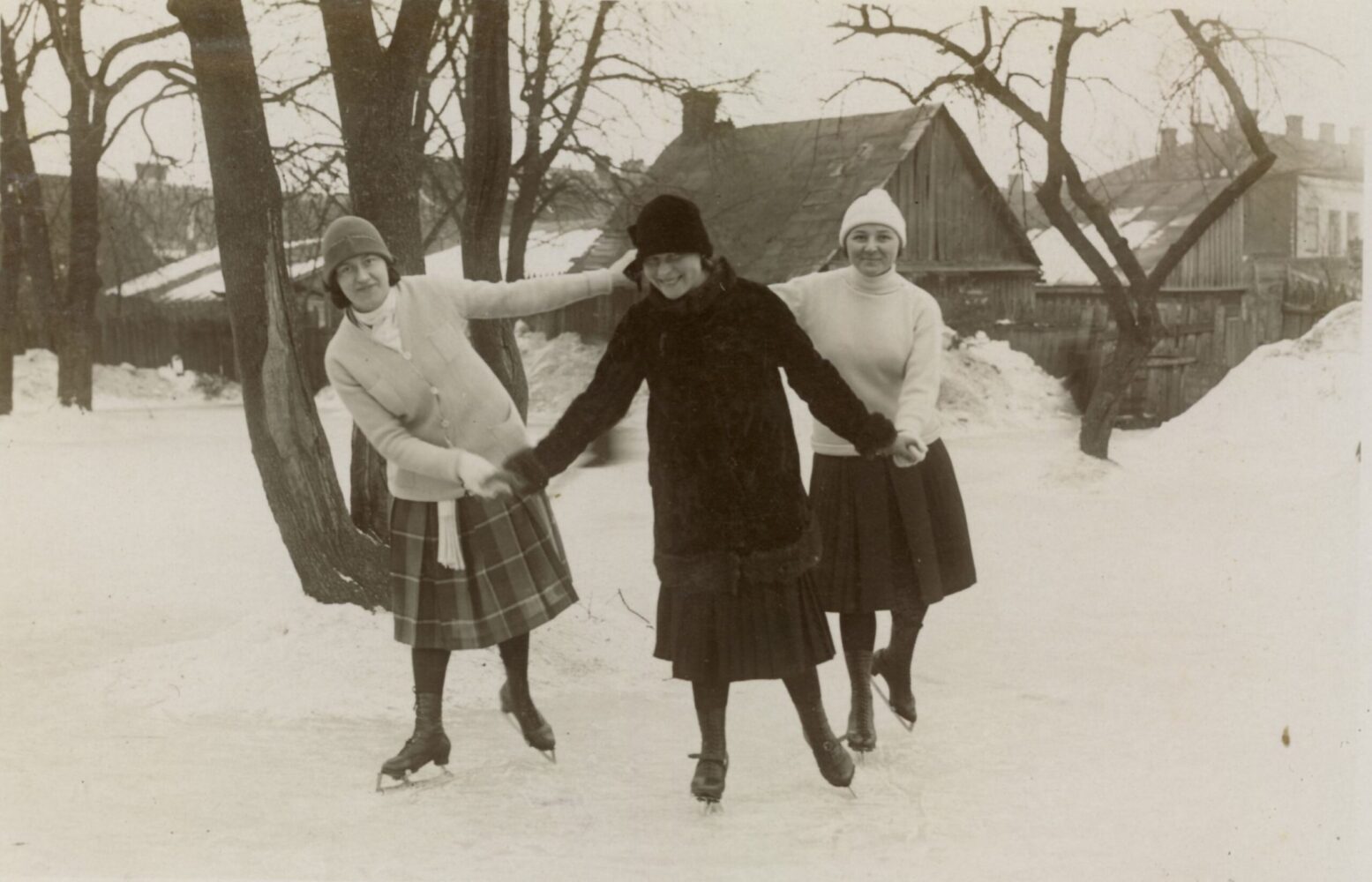 Julija Juodeškaitė-Rapšienė (viduryje) su draugėmis S. Daukanto gatvės čiuožykloje. Kaunas. 1927 02 10. PAVB, Joanos Laimutės Rapšytės fondas F70-697