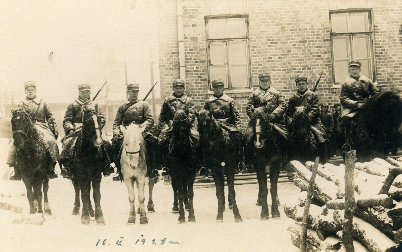 Naujamiesčio būrio šauliai Lietuvos nepriklausomybės 10-mečio minėjime. Naujamiestis (Panevėžio r.). 1928 m. vasario 16 d. Panevėžio apskrities Gabrielės Petkevičaitės-Bitės viešoji biblioteka, Romo Kauniečio fondas F150