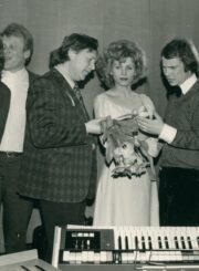 Panevėžio estradinis ansamblis „Ekranas“. Iš kairės: Aleksandras Fomenko ?, Algimantas Ulevičius ?, ansamblio vadovas Edmundas Karpis, Angelė Čyvaitė, Gintautas Steponavičius, Sigitas Stankūnas. Fotogr. A. Gylio. Apie 1970 m. PAVB, Antano Gylio fondas F48-97