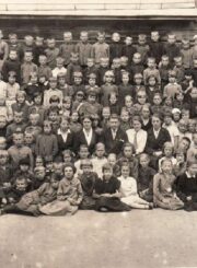 1. Panevėžio pradžios mokyklos Nr. 2, veikusios M. Valančiaus gatvėje, mokiniai ir mokytojai. Apie 1932 m. A. Patamsio nuotrauka. Iš Panevėžio kraštotyros muziejaus rinkinių