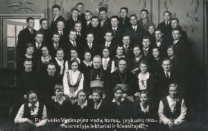 Panevėžio vyskupijos vadų kursų, vykusių 1933 11 15–1933 12 15 Panevėžyje, lektoriai ir klausytojai su vyskupu Kazimieru Paltaroku. 2-oje eilėje iš kairės: kunigas Vytautas Balčiūnas, kunigas Alfonsas Lipniūnas, mokytoja Sofija Barisienė, vyskupas Kazimieras Paltarokas, kunigas Vladislovas Butvila. Fotografas J. Žitkus. PAVB, Onos Dailidonytės fondas F140-28