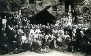 „Gamtos draugo“ ekskursija Palangoje prie Lurdo. Centre stovi vyskupas Mečislovas Reinys ir Panevėžio vyskupijos Jaunimo reikalų direktorius kunigas Alfonsas Lipniūnas. 1934 07 06. PAVB, Elenos Gabulaitės fondas F9-1173