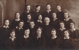 Panevėžio mokytojų seminarijos I kurso ateitininkės su kunigais Alfonsu Lipniūnu ir Jurgiu Žitkevičiumi. Fotografas J. Paura. Apie 1931 m. PAVB, Aleksandros Šilgalytės fondas F80-706