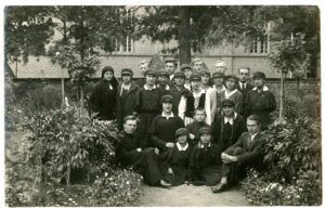 Kunigas Alfonsas Lipniūnas su „Srovės“ būrelio nariais. 1931 m. PAVB, Juozapo Antanavičiaus fondas F147