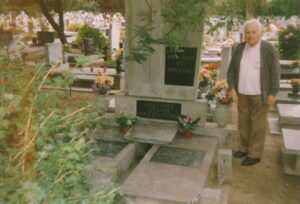 Buvęs Štuthofo koncentracijos stovyklos kalinys Mykolas Pečeliūnas prie kunigo Alfonso Lipniūno ir inžinieriaus Antano Šapalo kapo Pucko kapinėse (Lenkija). XX a. 9 deš. PAVB, Juozapo Antanavičiaus fondas F147